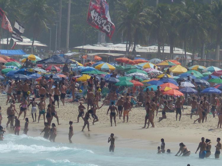 Banhistas aproveitam a praia do Leme, no Rio de Janeiro