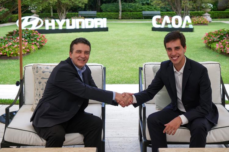Airton Cousseau, CEO da Hyundai para as Américas Central e do Sul, à esquerda, e Carlos Alberto de Oliveira Andrade Filho, presidente e filho do fundador do grupo Caoa, à direita.