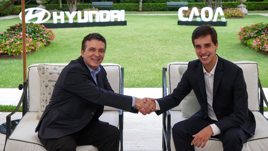 Airton Cousseau, CEO da Hyundai para as Américas Central e do Sul, à esquerda, e Carlos Alberto de Oliveira Andrade Filho, presidente e filho do fundador do grupo Caoa, à direita.
