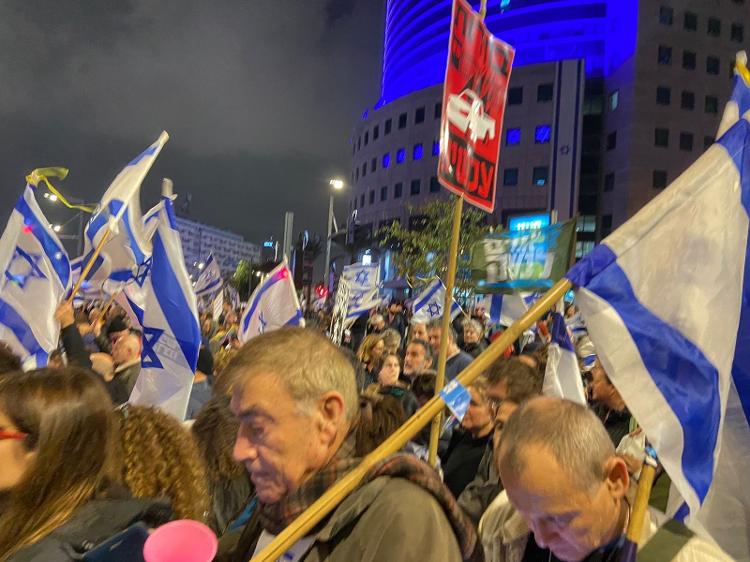 Multidão tomou o centro de Tel Aviv na noite deste sábado (2)