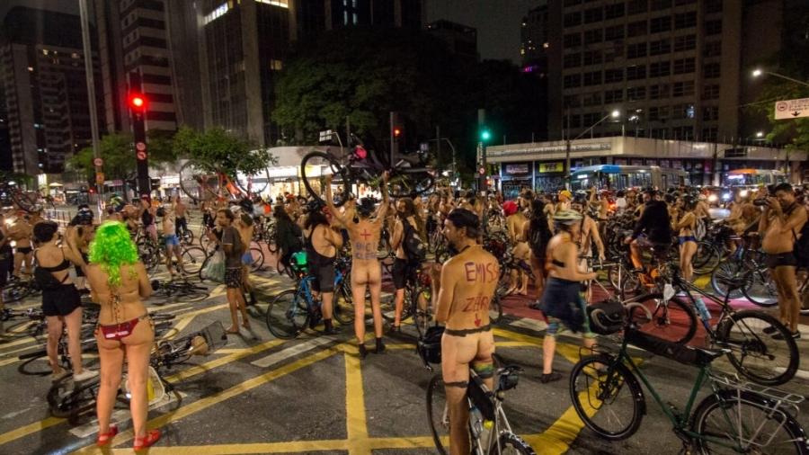 Ciclistas nus se reúnem na avenida Paulista e pedem "mais amor, menos motor"