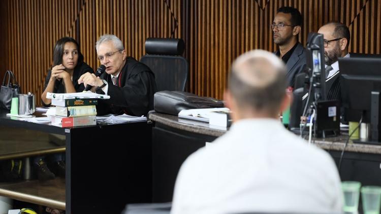 Promotor Antônio Vilas Boas apresenta argumentos durante júri popular em Maceió
