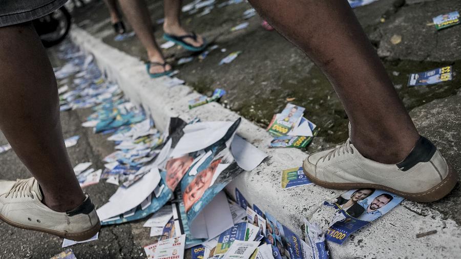 Santinhos espalhados no chão na zona leste de São Paulo em dia de eleição municioal 