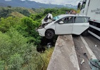 Caminhão cai de ribanceira e carro fica pendurado após engavetamento no RJ - Polícia Rodoviária Federal/Reprodução
