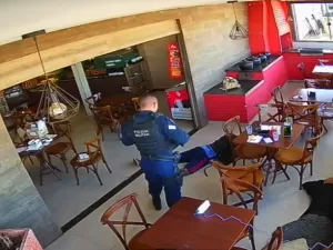 Dupla é presa em cafeteria de GO com carro furtado no DF; vídeo