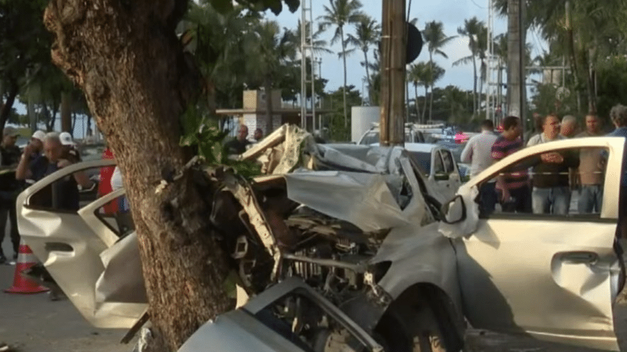 Seis pessoas morreram após carro bater em árvore no Recife - Reprodução / Redes Sociais 