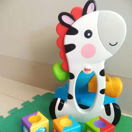 Brinquedo de zebra com blocos ajuda a desenvolver coordenação motora fina