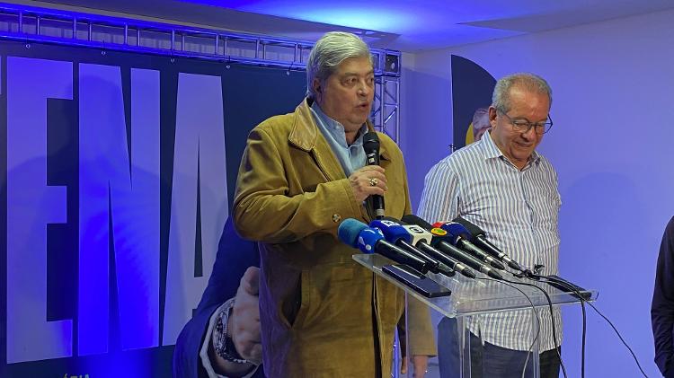 José Luiz Datena (PSDB) ao lado de José Aníbal, candidato a vice e presidente do PSDB, em pronunciamento à imprensa neste domingo (6)