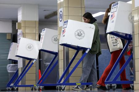 Uma pessoa vota na PS 20 Anna Silver Elementary School, em Manhattan, Nova York