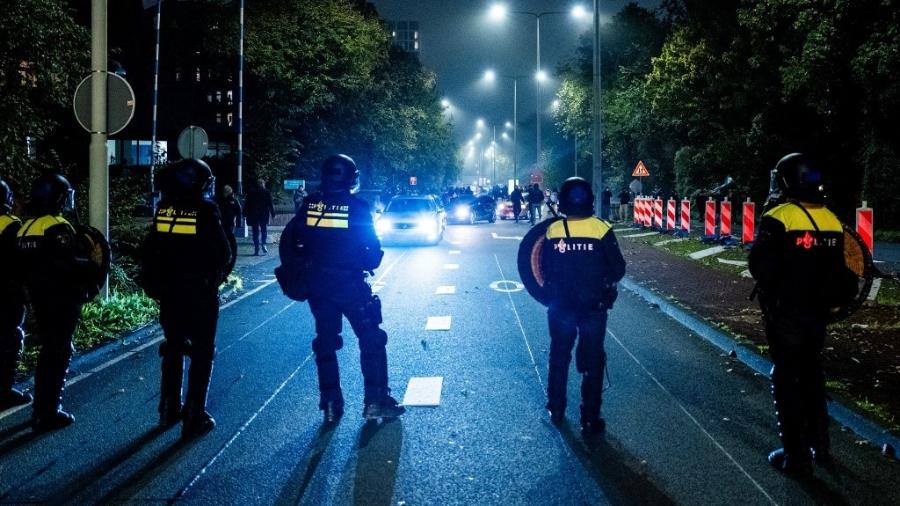 Polícia faz controle de áreas do lado de fora de estádio após partida entre Ajax Amsterdam e Maccabi Tel Aviv