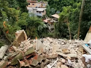 Casa de dois andares desaba em Belo Horizonte; uma pessoa morreu