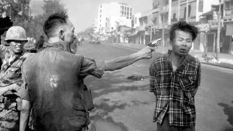 O general sul-vietnamita Nguyen Ngoc Loan dispara contra o vietcongue Nguyen Van Lem em Saigon O general sul-vietnamita Nguyen Ngoc Loan dispara contra o vietcongue Nguyen Van Lem em Saigon
