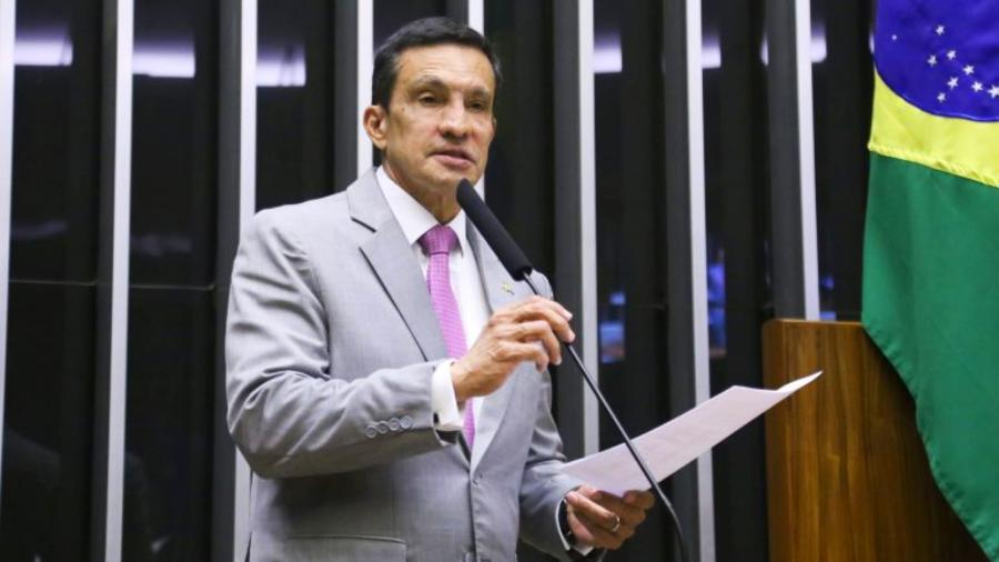 Deputado Sidney Leite discursa em plenário. Ele é o autor da proposta que acaba com os descontos associativos - Kayo Magalhães/Câmara dos Deputados
