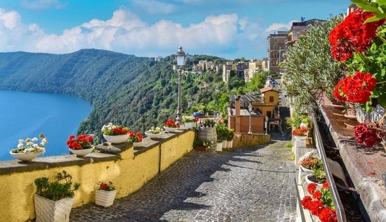 Comuna Castel Gandolfo, a uma hora de Roma, na Itália Comuna Castel Gandolfo, a uma hora de Roma, na Itália