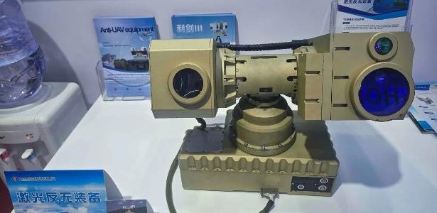 China apresenta armas laser portáteis que derrubam drones em até 4 segundos