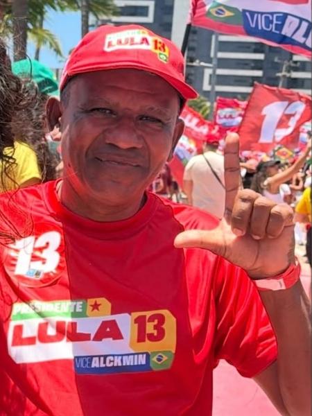 Porteiro Edmilson dos Santos, 51, em ato pró-Lula em Maceió