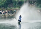 Chinês anda mais de 40 km sobre a água de moto e entra para o Guinness