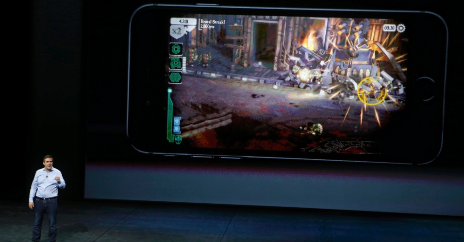 9.set.2015 - Andy Wafer, diretor-executivo da Pixeltoy, fala sobre jogo produzido pela empresa para os novos iPhones 6s e iPhone 6s Plus durante conferência anual da empresa no auditório do Bill Graham Civic, em San Francisco, Califórnia (EUA)