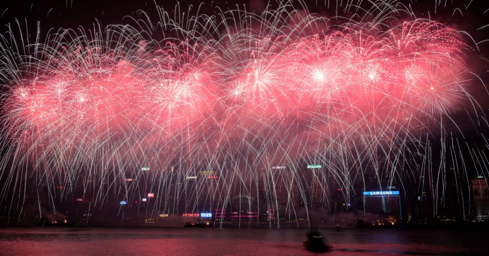 1º.out.2015 - Fogos de artifício durante as celebrações do Dia Nacional em Hong Kong, na China