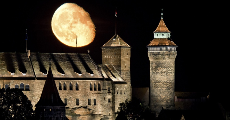 2.out.2015 - Lua embeleza a vista do castelo imperial de Nuremberg, na Alemanha