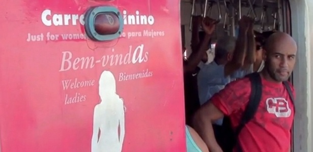 Em fevereiro de 2014, reportagem do UOL mostrou que os vagões femininos em trens do Rio são constantemente desrespeitados - Taís Vilela/UOL
