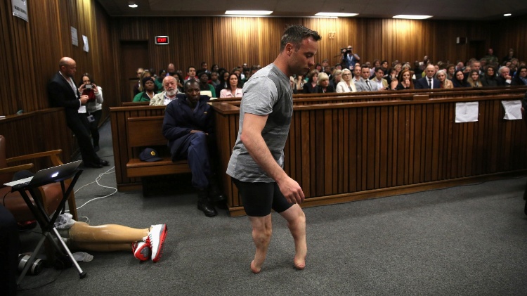 15.jun.2016 - O campeão paralímpico sul-africano Oscar Pistorius retirou as próteses das pernas para pedir clemência ao juiz Thokozile Masipa durante audiência em Pretória que vai determinar sua pena pelo assassinato da namorada. O crime aconteceu em fevereiro de 2013. Pistorius já havia sido considerado culpado pelo caso - Siphiwe Sibeko/Reuters - Siphiwe Sibeko/Reuters