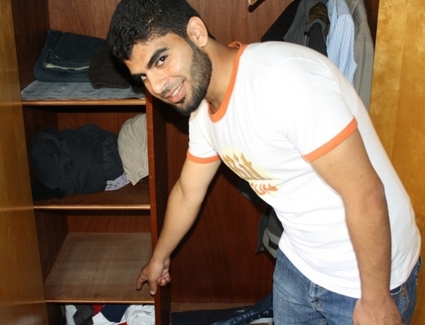 O refugiado sírio Muhannad M., 25, mostra onde achou os 50 mil euros escondidos no armário que ganhou, em Minden, na Alemanha - Polícia de Minden/Divulgação