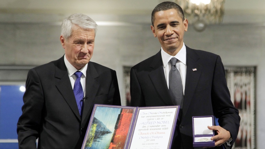 6.out.2015 - Em foto de 2009 em Oslo, o presidente dos EUA Barack Obama recebe a certificação do prêmio Nobel da Paz de Thorbjorn Jagland