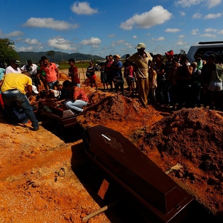 Enterro dos trabalhadores rurais mortos na chacina de Pau D"Arco (PA) - Antonio Carlos/Repórter Brasil