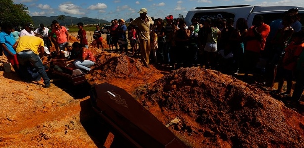 Enterro dos trabalhadores rurais mortos na chacina de Pau D"Arco (PA) - Antonio Carlos/Repórter Brasil