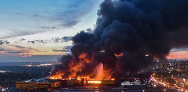 8.out.2017 - Incêndio em shopping na região de Moscou coloca em risco a estrutura do prédio - Vasily Maximov/AFP