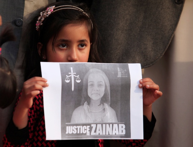 11.jan.2018 - Garota segura cartaz com os dizeres "justiça para Zainab" em protesto contra o estupro e assassinato de Zainab Ansari, de 7 anos, no Paquistão - REUTERS/Faisal Mahmood 