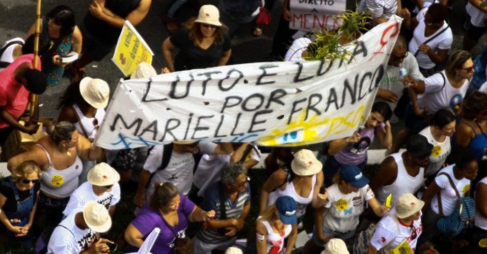 15.mar.2018 - Manifestantes fazem homenagem à vereadora Marielle Franco (PSOL), assassinada no Rio de Janeiro, na Câmara Municipal de São Paulo, durante audiência sobre a projeto de lei que altera previdência dos servidores municipais