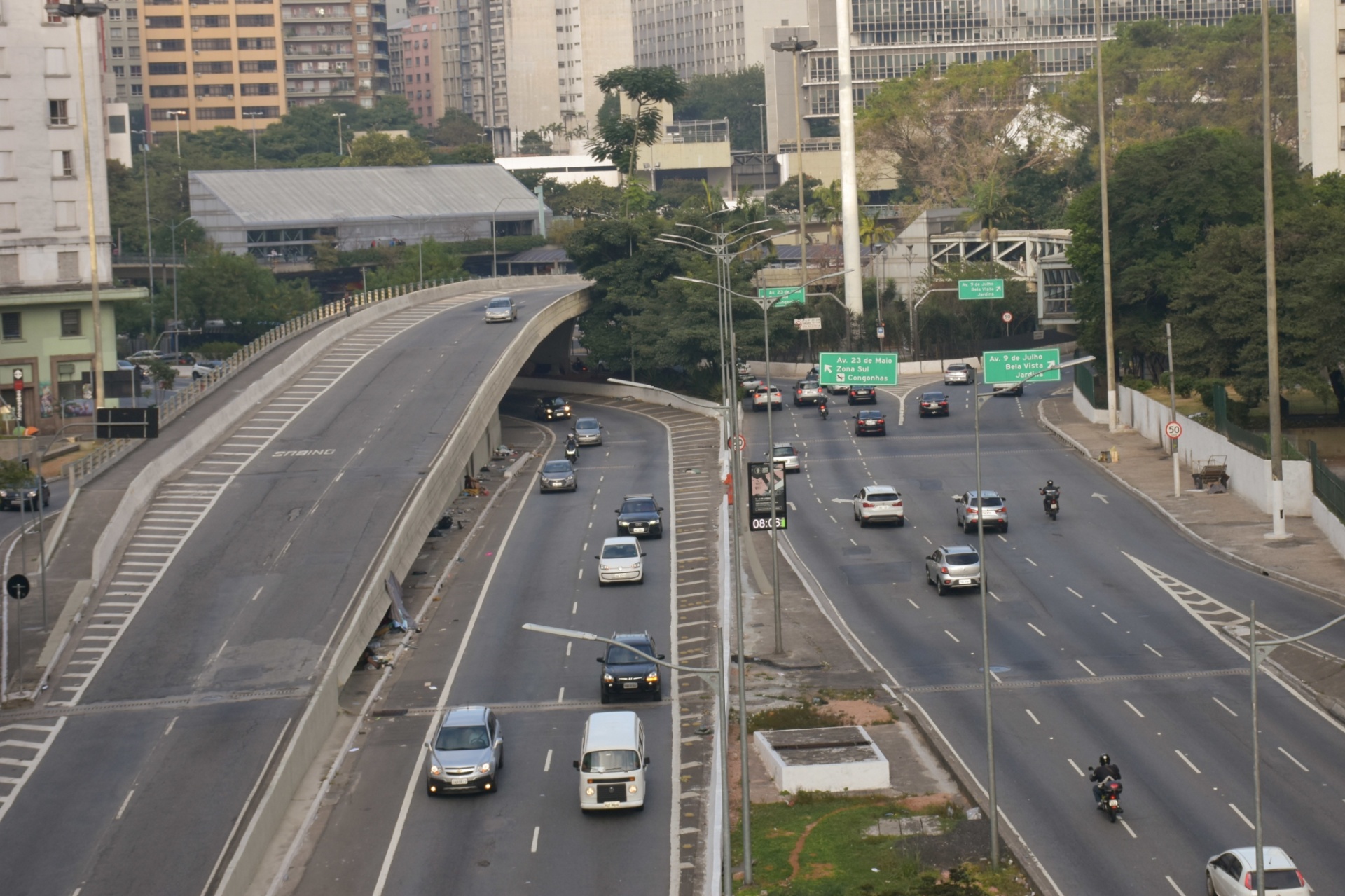 Na manha desta terça feira (29), em São Paulo, trânsito tranquilo em vias que normalmente tem trânsito intenso São Paulo - Roberto Casimiro/Fotoarena/Estadão Conteúdo