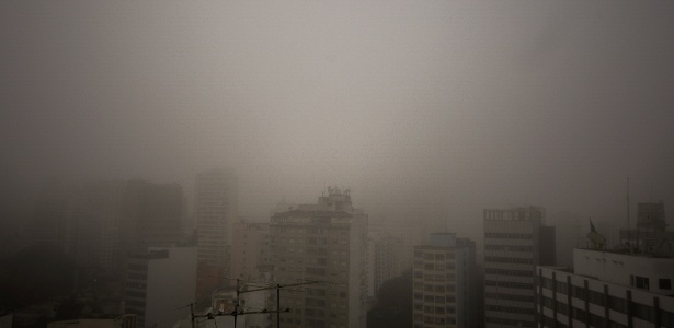 Neblina vista na região da Consolação, zona central da capital, nesta quinta (5) - Dario oliveira/Estadão Conteúdo