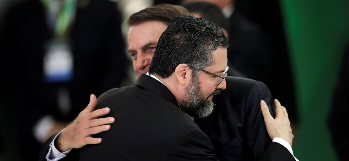 Jair Bolsonaro cumprimenta o ministro das Relações Exteriores, Ernesto Araújo - Ueslei Marcelino/Reuters