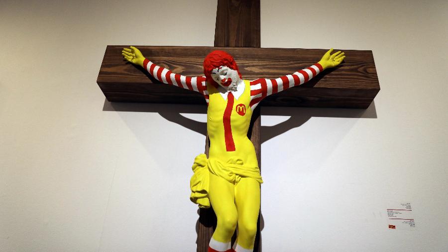 Escultura da mascote do McDonald"s crucificada como Jesus Cristo no Museu de Haifa (Israel)  - Ammar Awad/Reuters