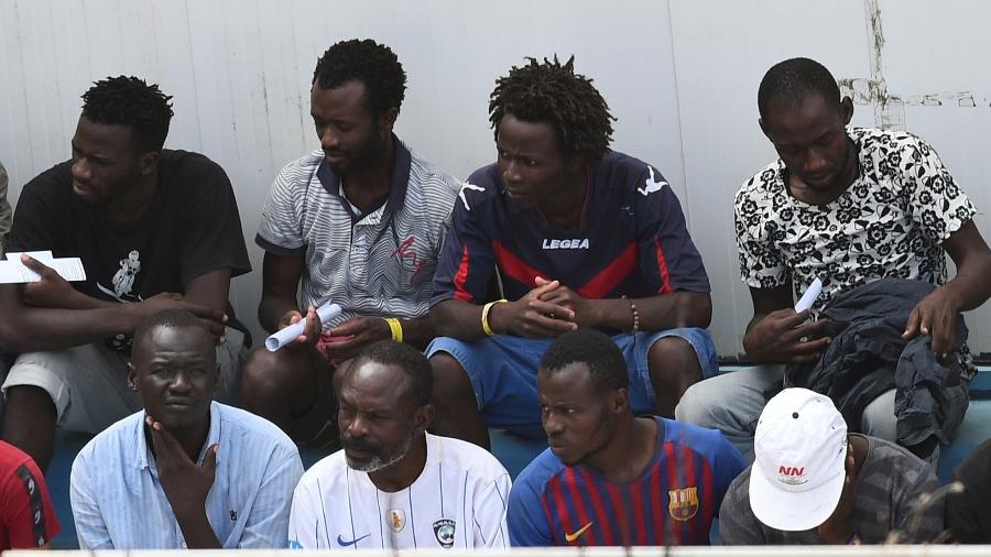 Migrantes, alguns que desembarcaram do navio de resgate espanhol Open Arms, são vistos em centro de de amparo na ilha italiana de Lampedusa - Guglielmo Mangiapane/Reuters