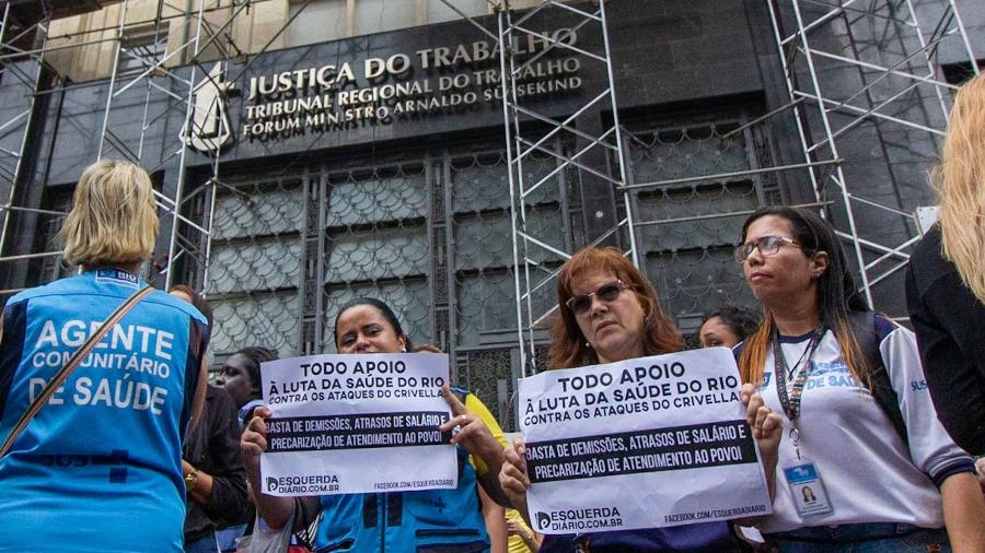 Funcionários da saúde protestam em frente a prédio da Justiça do Trabalho no centro do Rio - Érica Martin/ AM Press & Images/ Estadão Conteúdo