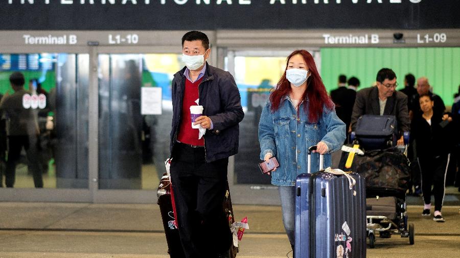 Passageiros deixam aeroporto de Los Angeles após desembarcarem de voo proveninete de Xangai - RINGO CHIU