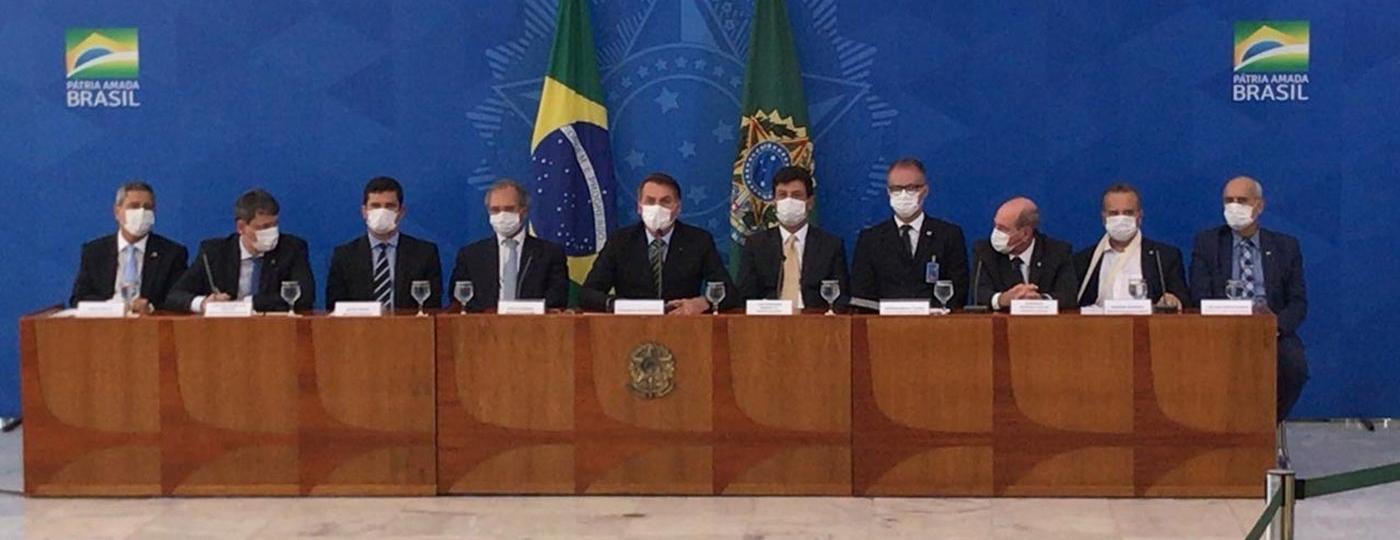 Jair Bolsonaro e ministros usam máscaras em entrevista coletiva sobre o coronavírus - Pedro Ladeira/Folhapress