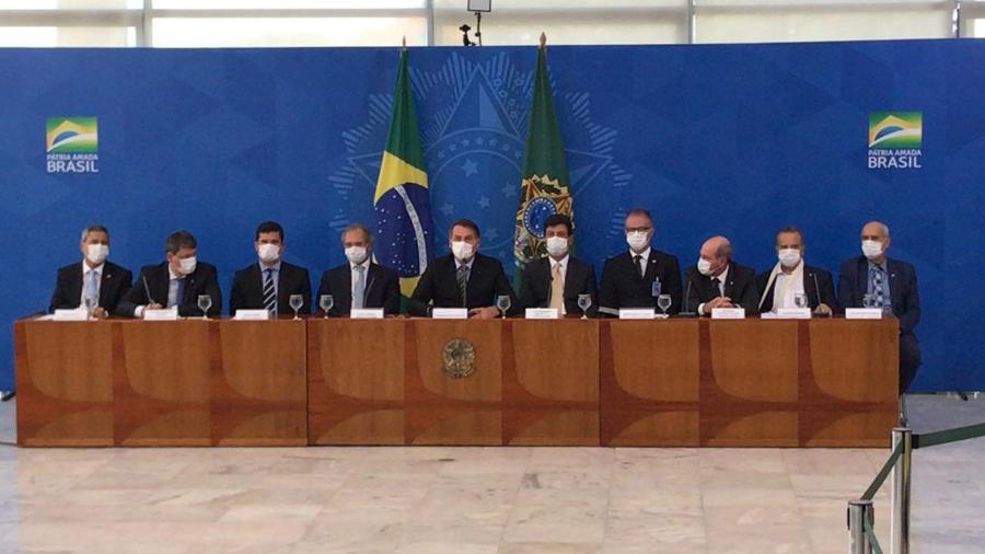 Jair Bolsonaro e ministros usam máscaras em entrevista coletiva sobre o coronavírus - Pedro Ladeira/Folhapress