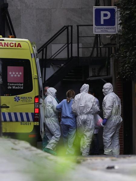 Paciente chega de ambulância a hotel que foi transformado em centro de tratamento de casos de coronavírus em Madri, na Espanha - SUSANA VERA/REUTERS
