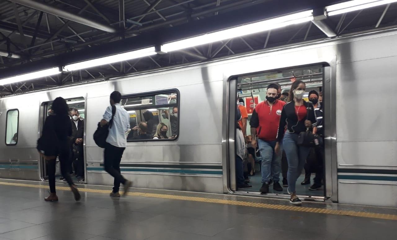 Passageiros desembarcam de vagão cheio na estação Brás do Metrô às 18h12 - Marcelo Oliveira/UOL