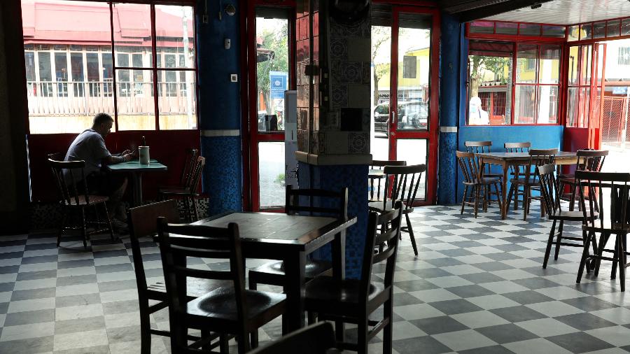 Cliente em bar vazio em São Paulo - AMANDA PEROBELLI