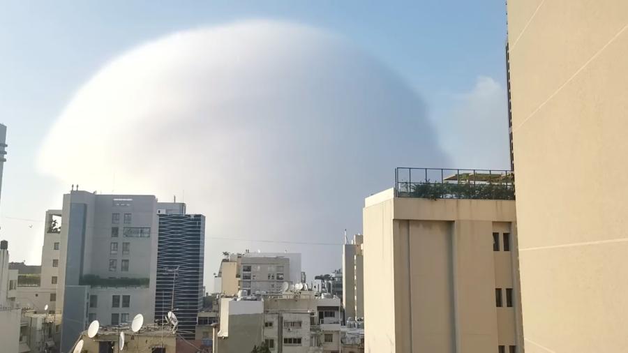 Uma onda de choque é vista durante a explosão em Beirute, Líbano, em foto obtida de um vídeo nas redes social - Karim Sokhn/Instagram/Ksokhn + Thebikekitchenbeirut/via REUTERS 