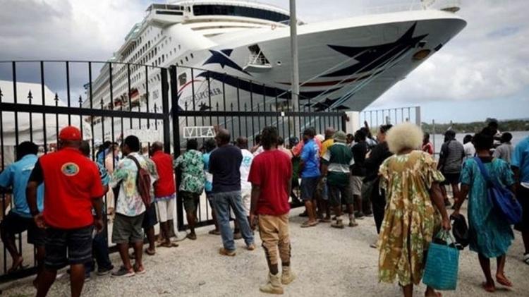Trabalhadores locais  espera de um navio de cruzeiro em Vanuatu em 2019; turismo foi severamente afetado - Mario Tama/Getty Images - Mario Tama/Getty Images