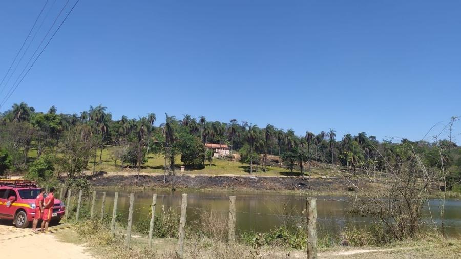 Bombeiros olham para lagoa onde jovem morreu afogado - Divulgação/Bombeiros