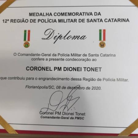 Diploma assinado pelo comandante da PM de Santa Catarina, coronel Dionei Tonet, outorga a ele mesmo medalha comemorativa da 12ª Região Militar de SC (Jaraguá do Sul) - Reprodução