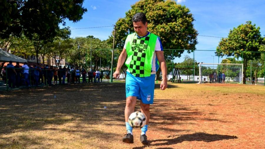 Prefeito Emanuel Pinheiro compartilha nas redes sociais foto sem máscara em partida de futebol - Divulgação/Redes sociais